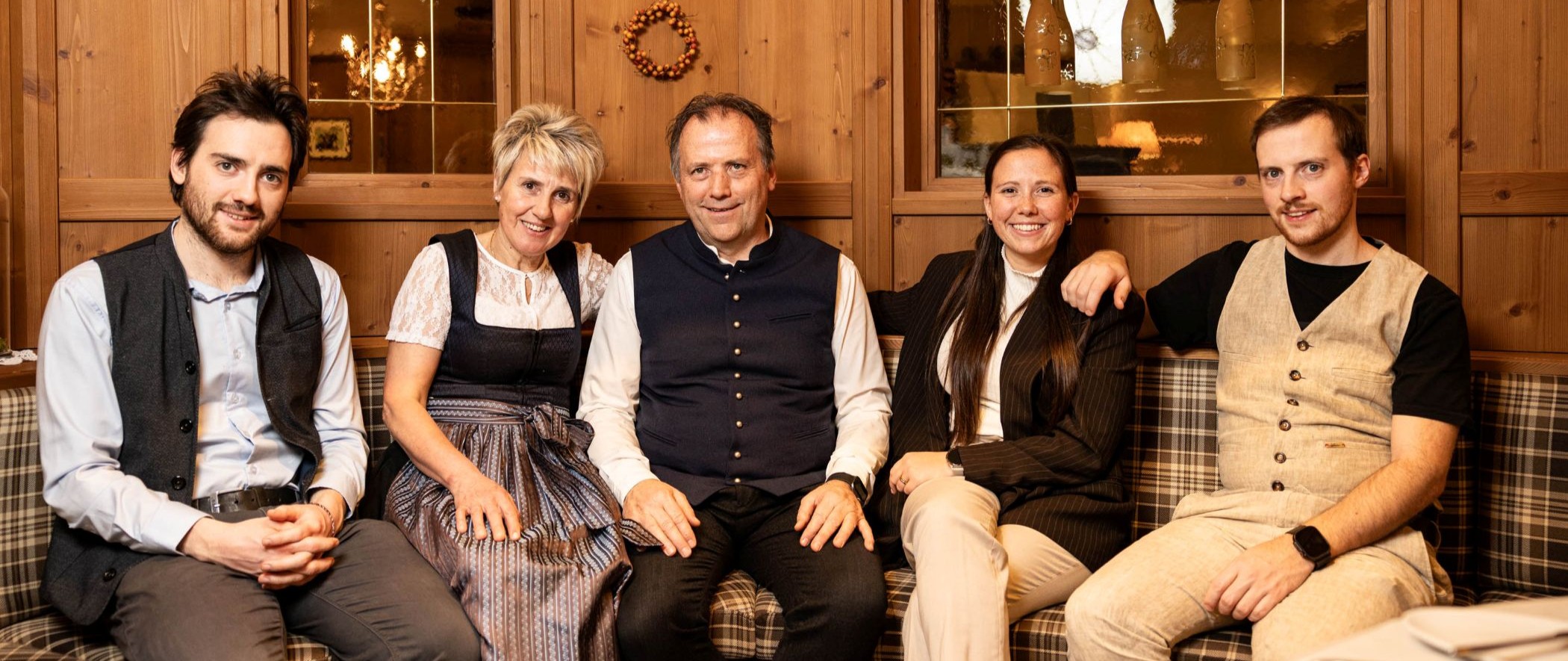 Familie Zemmer, die Gastgeber des Hotel Baumwirt, in einer gemütlichen Südtiroler Stube.