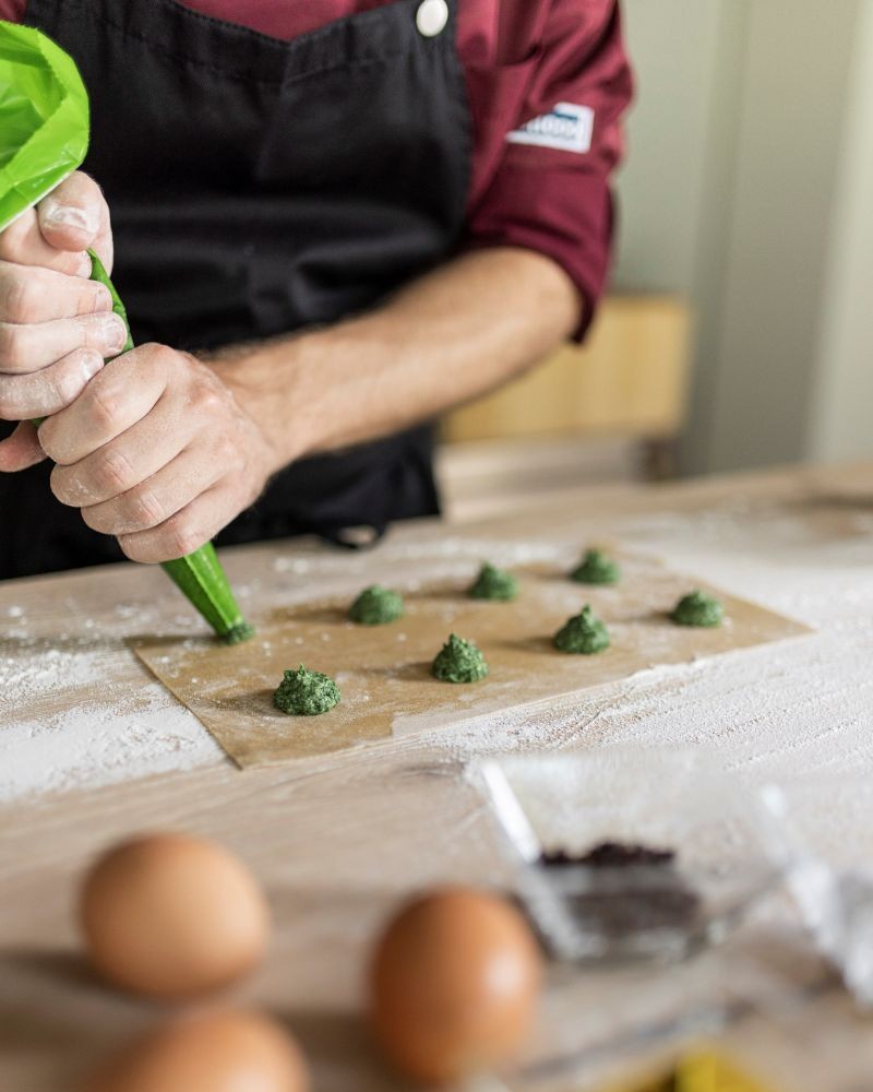 Il cuoco prepara a mano il ripieno fresco per gli Schlutzkrapfen altoatesini o gli gnocchi.