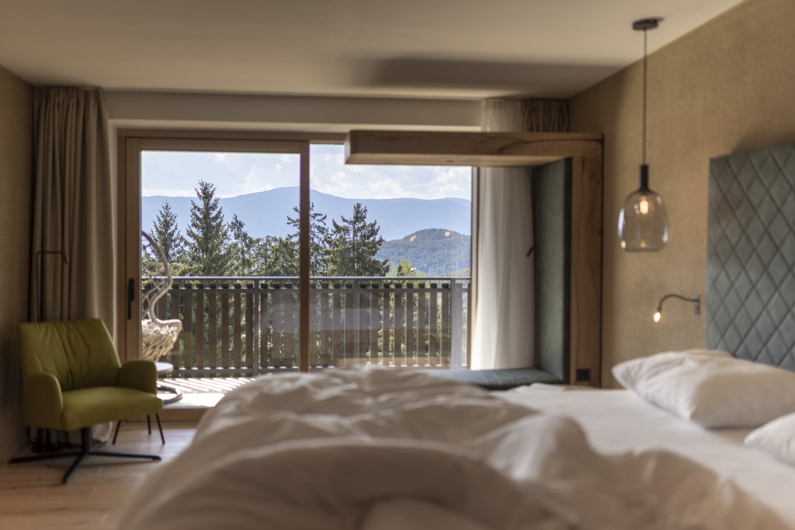 Bedroom with large balcony - Panoramahotel Baumwirt