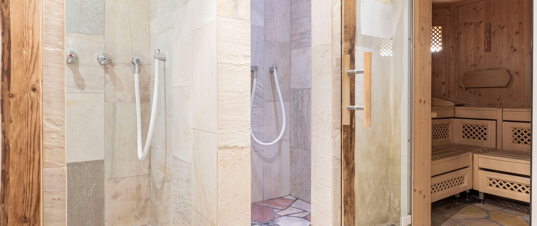 Duschen neben der Sauna - Hotel Baumwirt